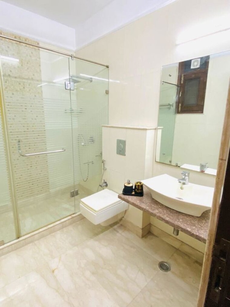 Bathroom, defence colony 2 Bedroom 150 Sq.Yd. Builder Floor In Defence Colony Delhi 10137709