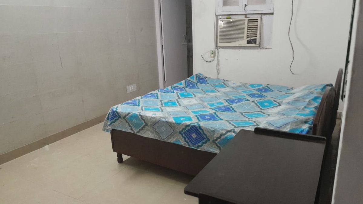 1 BHK + Basement Builder Floor For Rent in RWA Apartments Sector 52