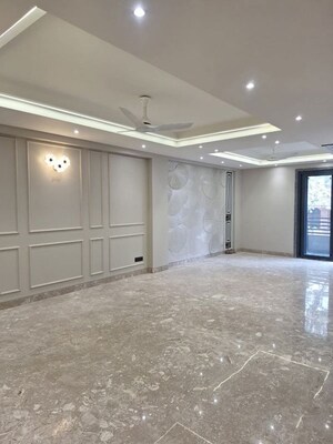 Room in 4 BHK Builder Floor at BPTP Amstoria, Sector 102 – for Sale