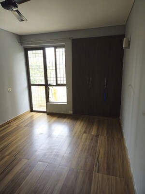 Room in 2 BHK Apartment at Unitech Vistas, Sector 70 – for Rent