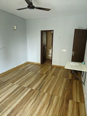 Room in 2 BHK Apartment at Unitech Vistas, Sector 70 – for Rent