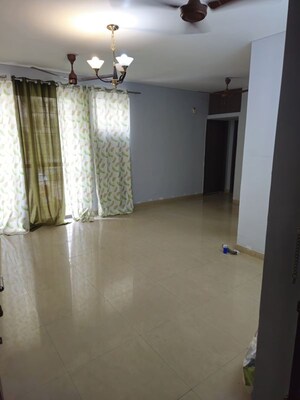 Room in 2 BHK Apartment at Unitech Vistas, Sector 70 – for Rent