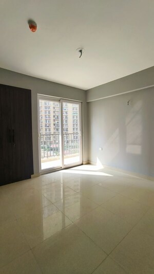 Room in 3 BHK Apartment at Tata Eureka Park, Sector 150 – for Rent