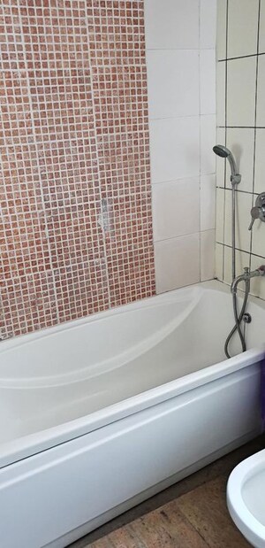 Bathroom in 3.5 BHK Apartment at Unitech Uniworld Gardens, Sector 47 – for Rent