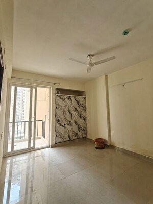 Room in 4 BHK Apartment at Amrapali Heartbeat City, Sector 107 – for Rent