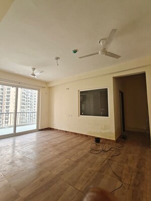 Room in 4 BHK Apartment at Amrapali Heartbeat City, Sector 107 – for Rent