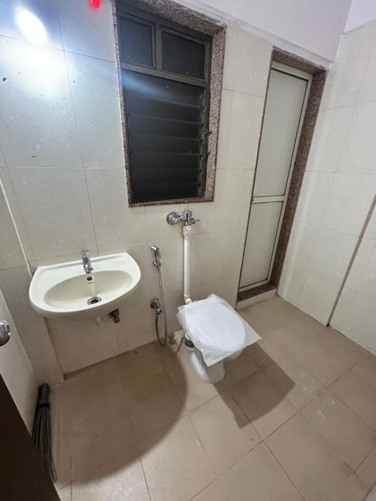 Bathroom, azad nagar 2 Bedroom 645 Sq.Ft. Apartment In Azad Nagar Mumbai 10137910