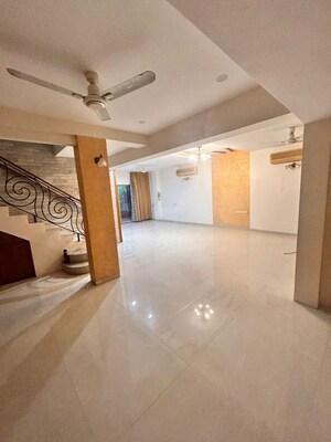 Room in 3 BHK Villa at Silver Sand, Juhu – for Rent