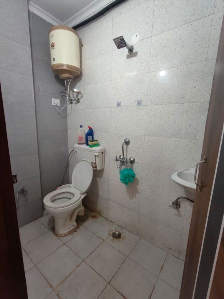 Bathroom, neb sarai 2 Bedroom 850 Sq.Ft. Builder Floor In Neb Sarai Delhi 10137958