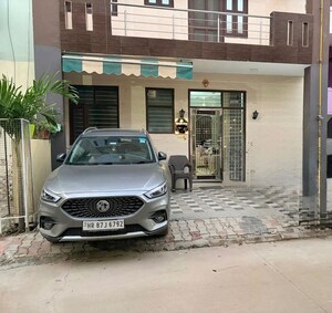 Parking in 3 BHK Builder Floor at Sector 49 – for Sale