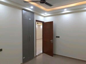 Room in 4 BHK Builder Floor at Green Fields Colony – for Rent