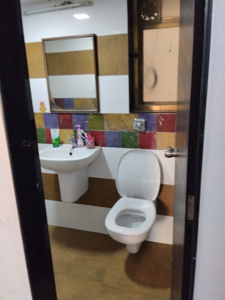 Bathroom, nav-jyotirling-chs 2 Bedroom 650 Sq.Ft. Apartment In Malad East Mumbai 10138090