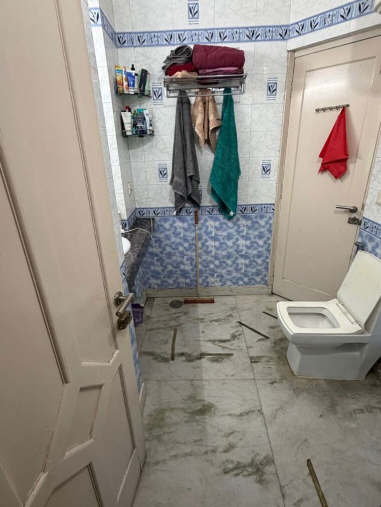 Bathroom, east of kailash 2 Bedroom 1000 Sq.Ft. Builder Floor In East Of Kailash Delhi 10138091