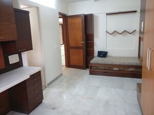 Room in 3 BHK Apartment at Sumer Saraswati, Gamdevi – for Rent