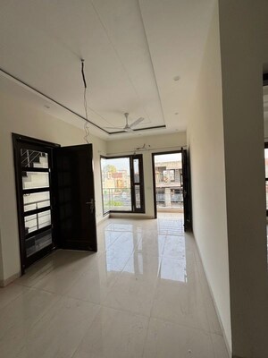 Room in 3 BHK Builder Floor at Aerocity – for Rent