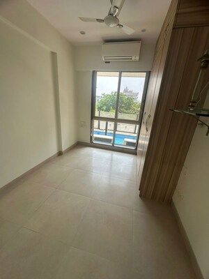 Room in 1.5 BHK Apartment at Aspen Park, Goregaon East – for Rent
