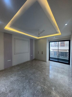 Room in 4 BHK Apartment at Ansal API Versalia, Sector 67a – for Rent