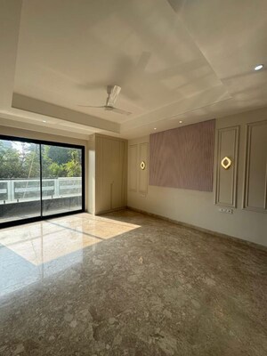 Room in 4 BHK Apartment at Ansal API Versalia, Sector 67a – for Rent