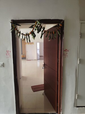 Furnished Amenities in 2.5 BHK Apartment at Imperia Esfera, Sector 37c – for Rent