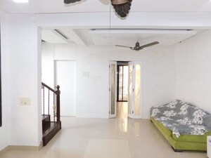 Room in 3.5 BHK Apartment at Duplex Heights, Andheri West – for Rent