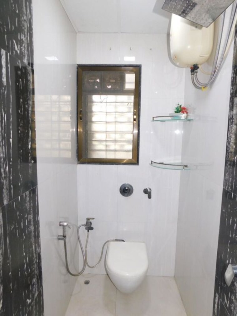 Bathroom, duplex-heights 3.5 Bedroom 1100 Sq.Ft. Apartment In Andheri West Mumbai 10138407