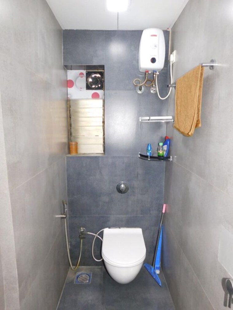 Bathroom, duplex-heights 3.5 Bedroom 1100 Sq.Ft. Apartment In Andheri West Mumbai 10138407