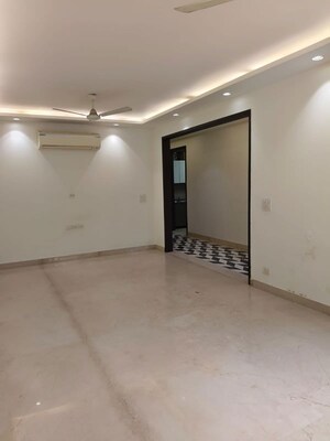 Room in 3 BHK Builder Floor at Safdarjung Enclave – for Rent