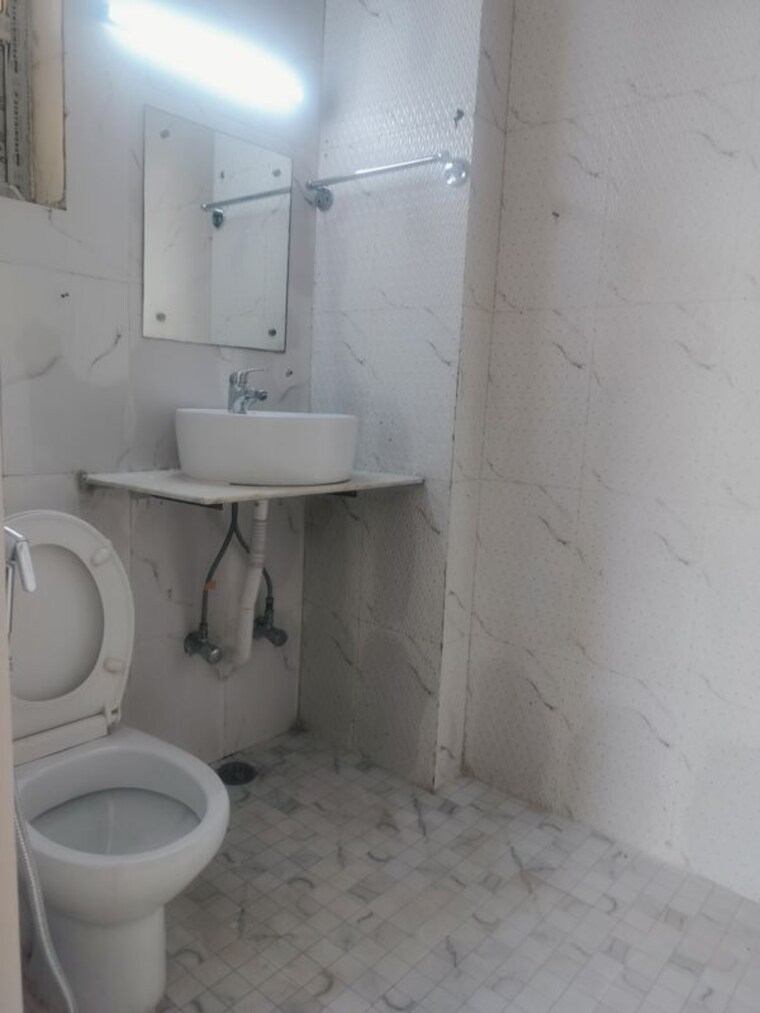 Bathroom, vasant kunj 3 Bedroom 1700 Sq.Ft. Apartment In Vasant Kunj Delhi 10138440