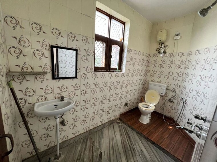 Bathroom, sector 23 1.5 Bedroom 600 Sq.Ft. Villa In Sector 23 Gurgaon 10138478