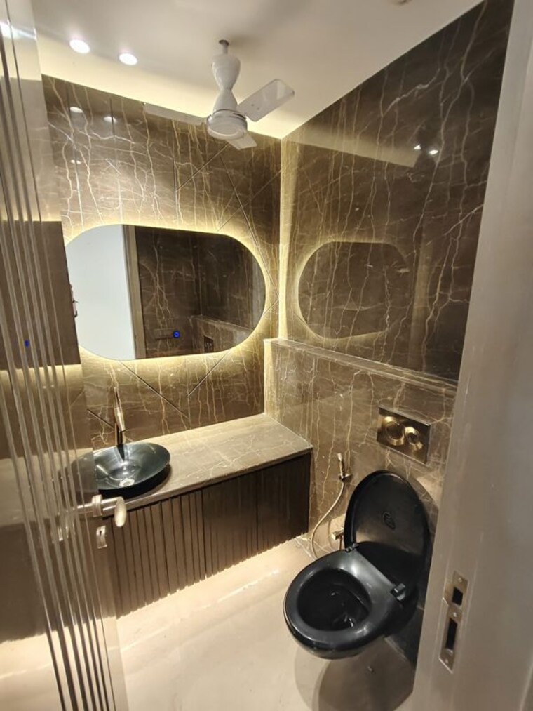 Bathroom, greater kailash ii 4 Bedroom 460 Sq.Yd. Builder Floor In Greater Kailash ii Delhi 10138562