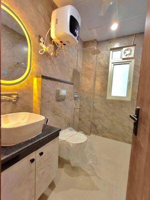 Bathroom in Studio Apartment at DLF Oakwood Estate, Dlf Phase ii – for Rent