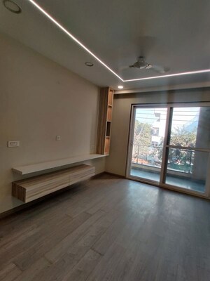 Room in Studio Apartment at DLF Oakwood Estate, Dlf Phase ii – for Rent