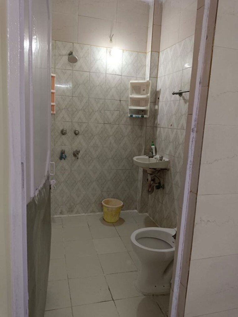 Bathroom, lajpat nagar 4 1 Bedroom 546 Sq.Ft. Builder Floor In Lajpat Nagar 4 Delhi 10138476