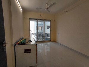 Room in 2 BHK Apartment at Solitaire Star, Malad West – for Rent