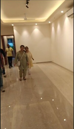 Parking in 3 BHK Builder Floor at Chittaranjan Park – for Rent