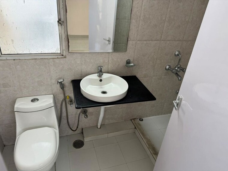 Bathroom, dlf-oakwood-estate 3 Bedroom 1700 Sq.Ft. Apartment In Dlf Phase ii Gurgaon 10138464