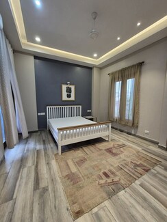 2 BHK + Pooja Room Apartment For Rent in DLF Oakwood Estate