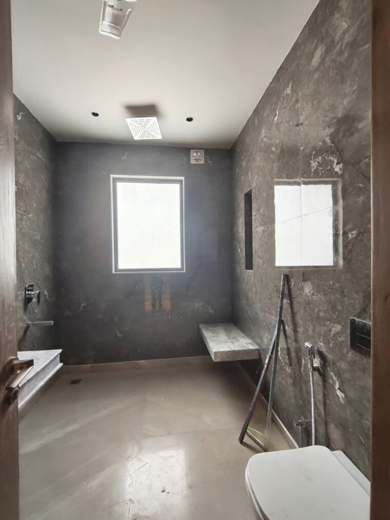 Bathroom, dlf-oakwood-estate 2 Bedroom 1345 Sq.Ft. Apartment In Dlf Phase ii Gurgaon 10138825