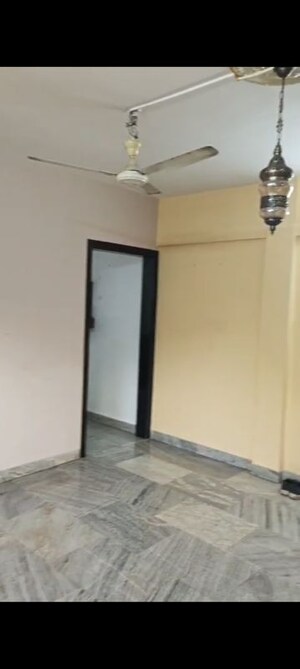Room in 1 BHK Apartment at Vakola – for Rent
