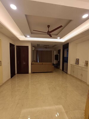 Room in 2.5 BHK Apartment at DLF Oakwood Estate, Dlf Phase ii – for Rent