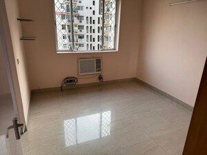 Room in 3 BHK Apartment at DLF Oakwood Estate, Dlf Phase ii – for Rent