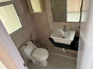 Bathroom in 3 BHK Apartment at DLF Oakwood Estate, Dlf Phase ii – for Rent