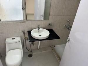 Bathroom in 3 BHK Apartment at DLF Oakwood Estate, Dlf Phase ii – for Rent