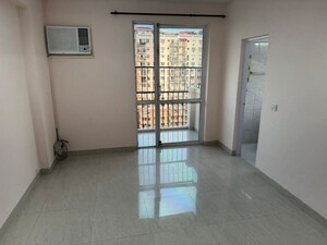 Room in 3 BHK Apartment at DLF Oakwood Estate, Dlf Phase ii – for Rent