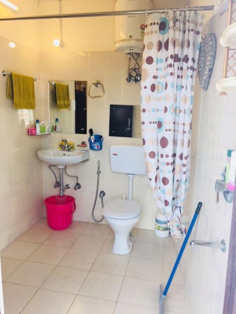 Bathroom, chittaranjan park 1 Bedroom 700 Sq.Ft. Builder Floor In Chittaranjan Park Delhi 10138923