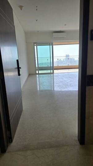 Room in 3 BHK Apartment at Lokhandwala Minerva Mahalaxmi, Mahalaxmi – for Rent