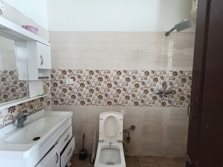 Bathroom, pir machalla 3 Bedroom 2170 Sq.Ft. Apartment In Pir Machalla Zirakpur 10138850