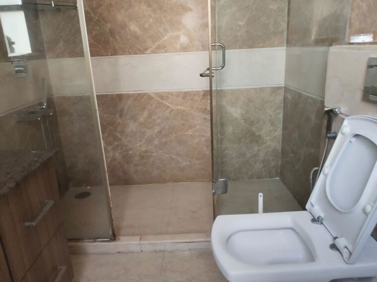 Bathroom, soami nagar 3 Bedroom 3000 Sq.Ft. Builder Floor In Soami Nagar Delhi 10139382