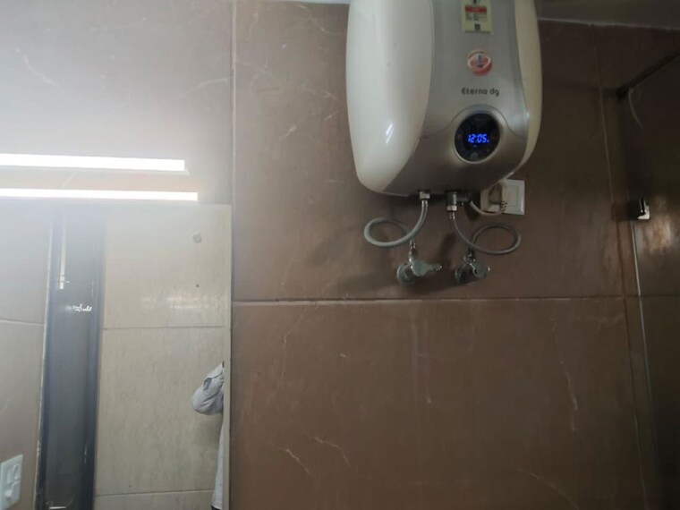 Bathroom, soami nagar 3 Bedroom 3000 Sq.Ft. Builder Floor In Soami Nagar Delhi 10139382