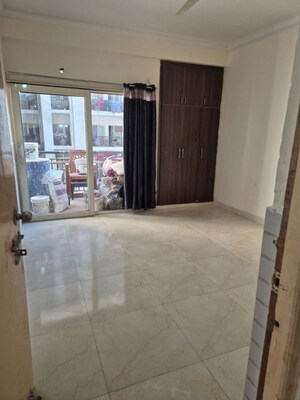 Room in 3 BHK Apartment at Antriksh Golf View, Sector 78 – for Rent